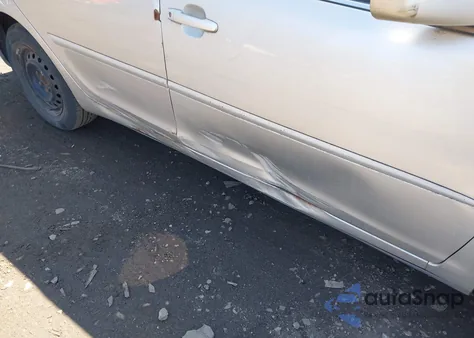 2004 Toyota Camry Le z USA, uszkodzony, nr VIN 4T1BE32K84U855758